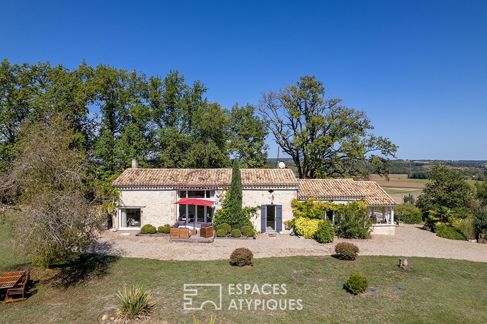 Maison aux ambiances de bord de mer juchée sur son coteau.