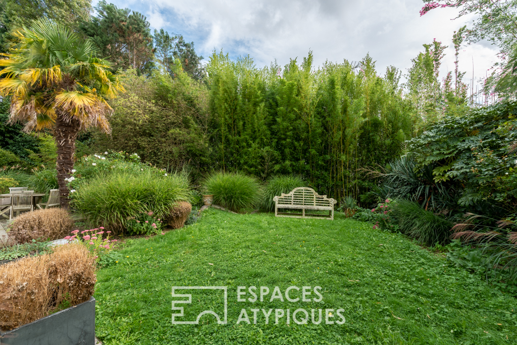 Maison d’architecte dans son cadre végétal exotique