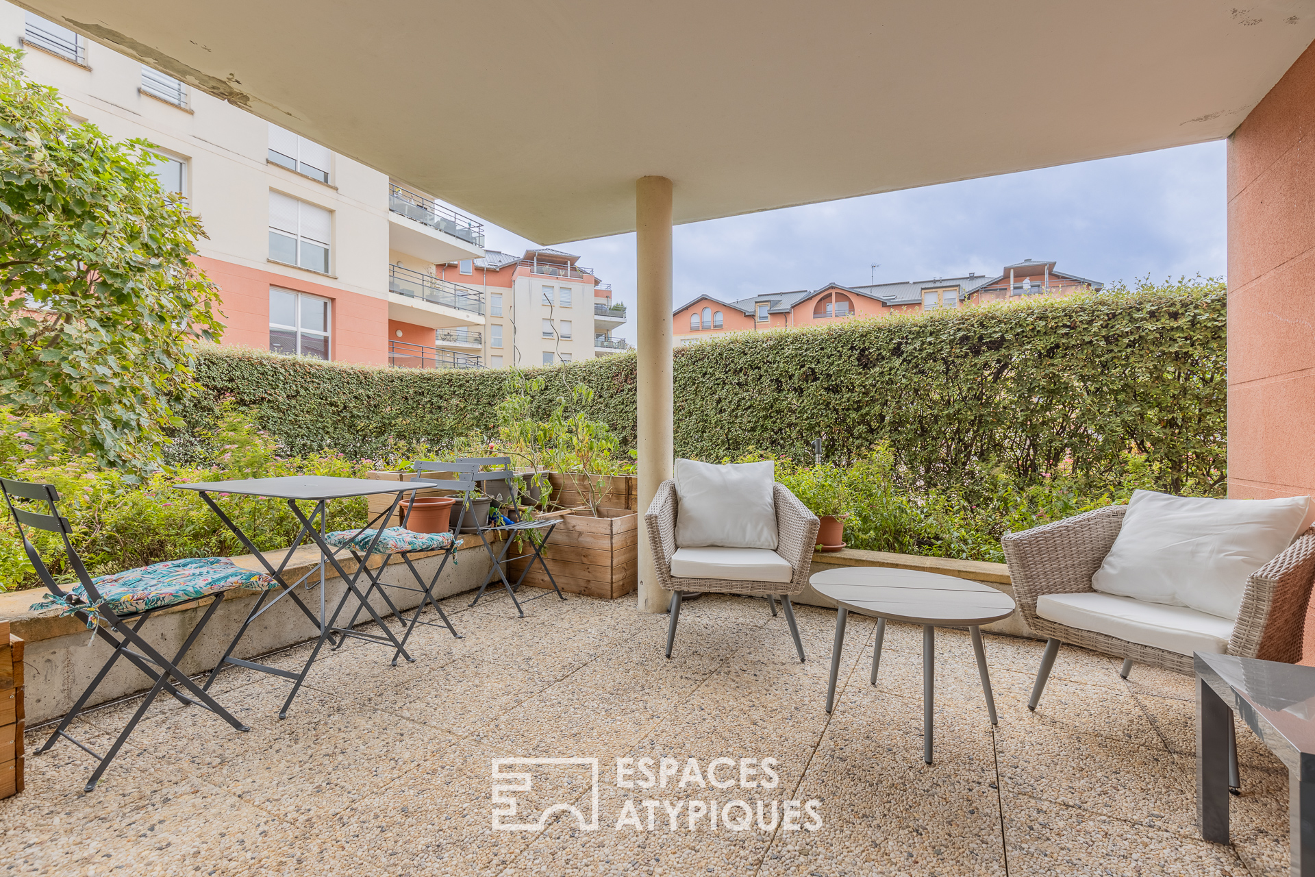 Appartement et son jardin dans une résidence de standing avec piscine