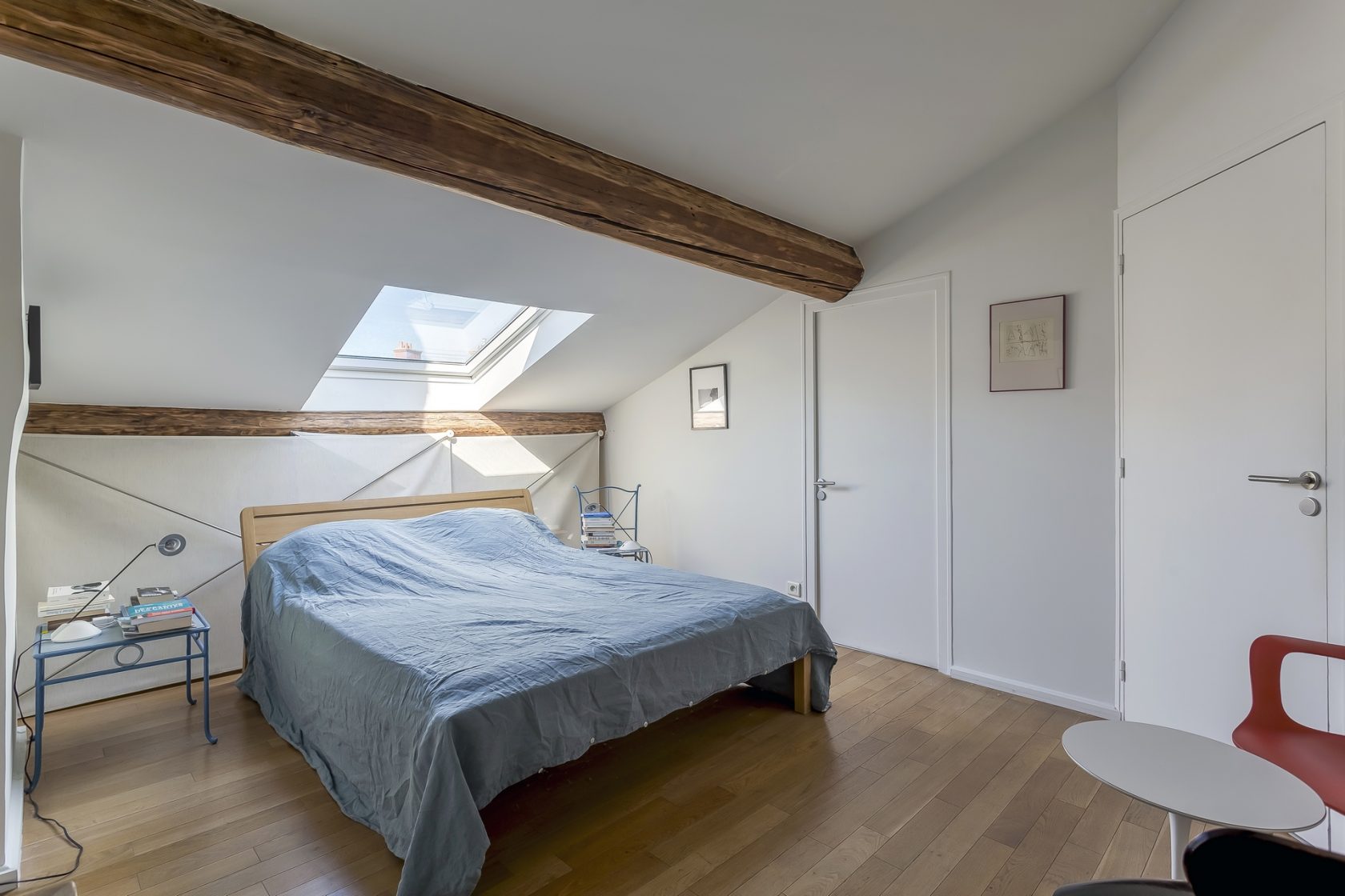 Old on the top floor with Tropezian terrace at the foot of the metro