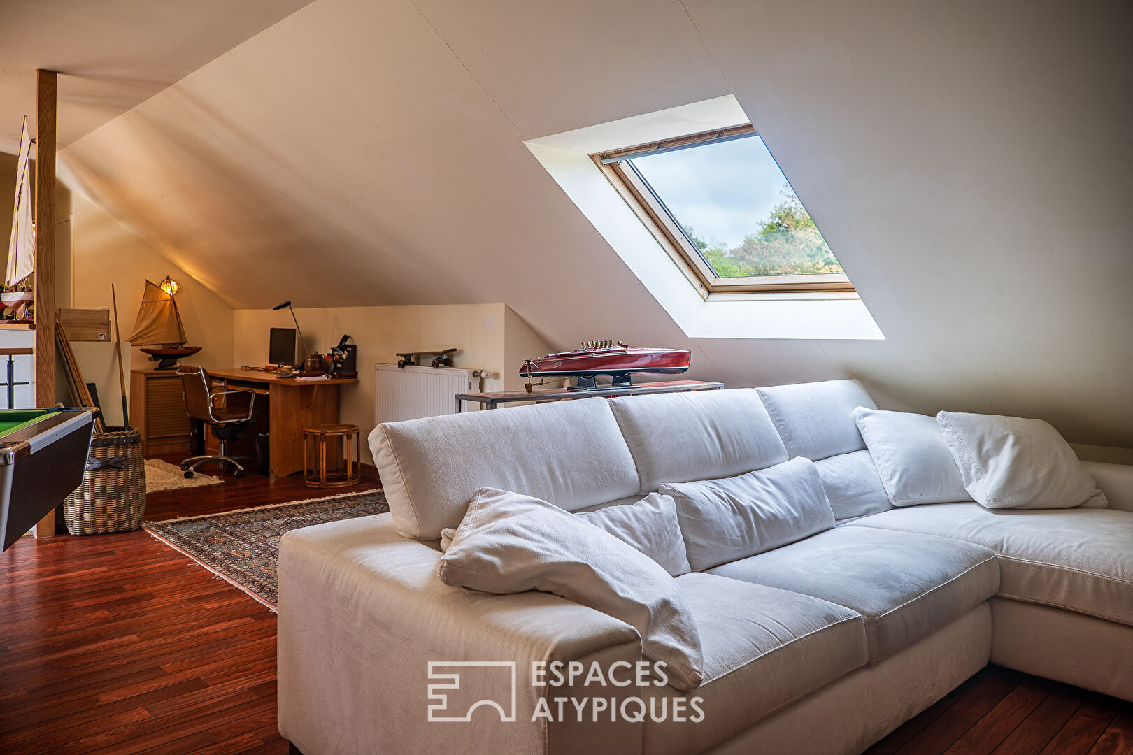 Contemporaine de plain-pied lovée dans son jardin d’exception