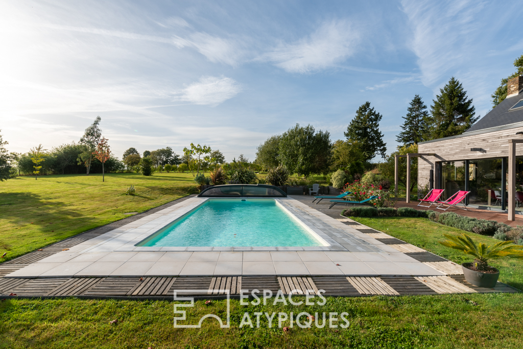 Corps de ferme design et singulier avec piscine – 230 m²