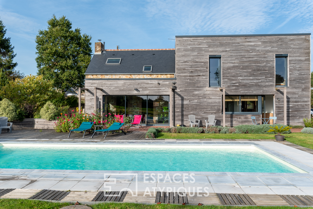 Corps de ferme design et singulier avec piscine – 230 m²