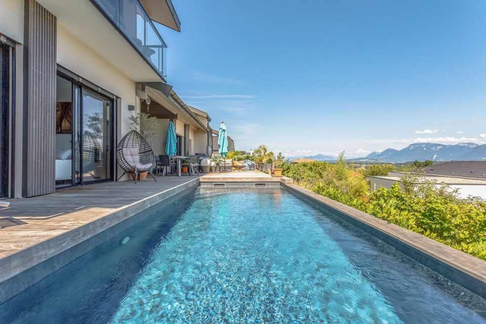 Villa d’architecte avec vue panoramique et piscine à Cuvat