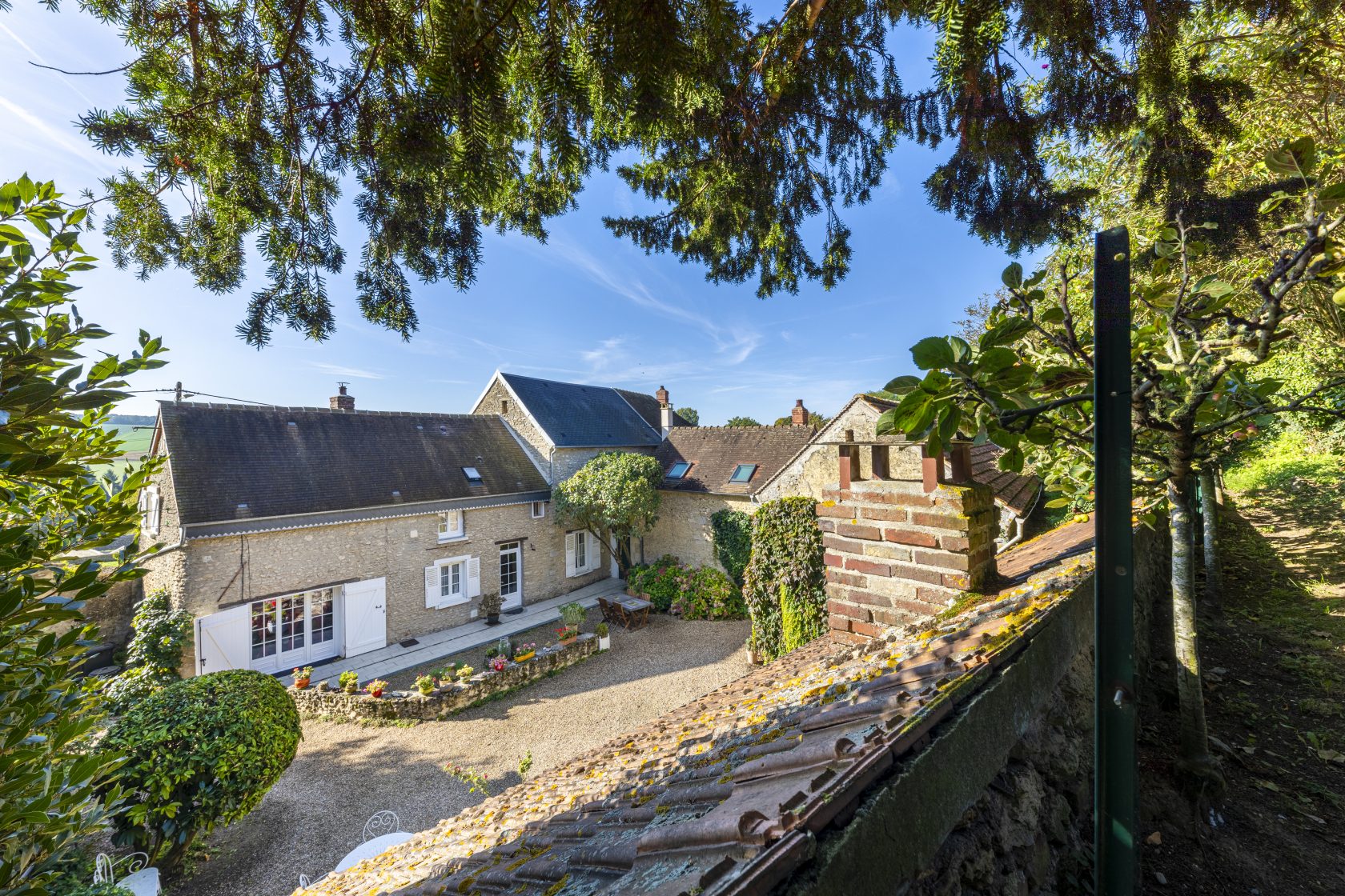Vexin stone house with outbuilding to convert