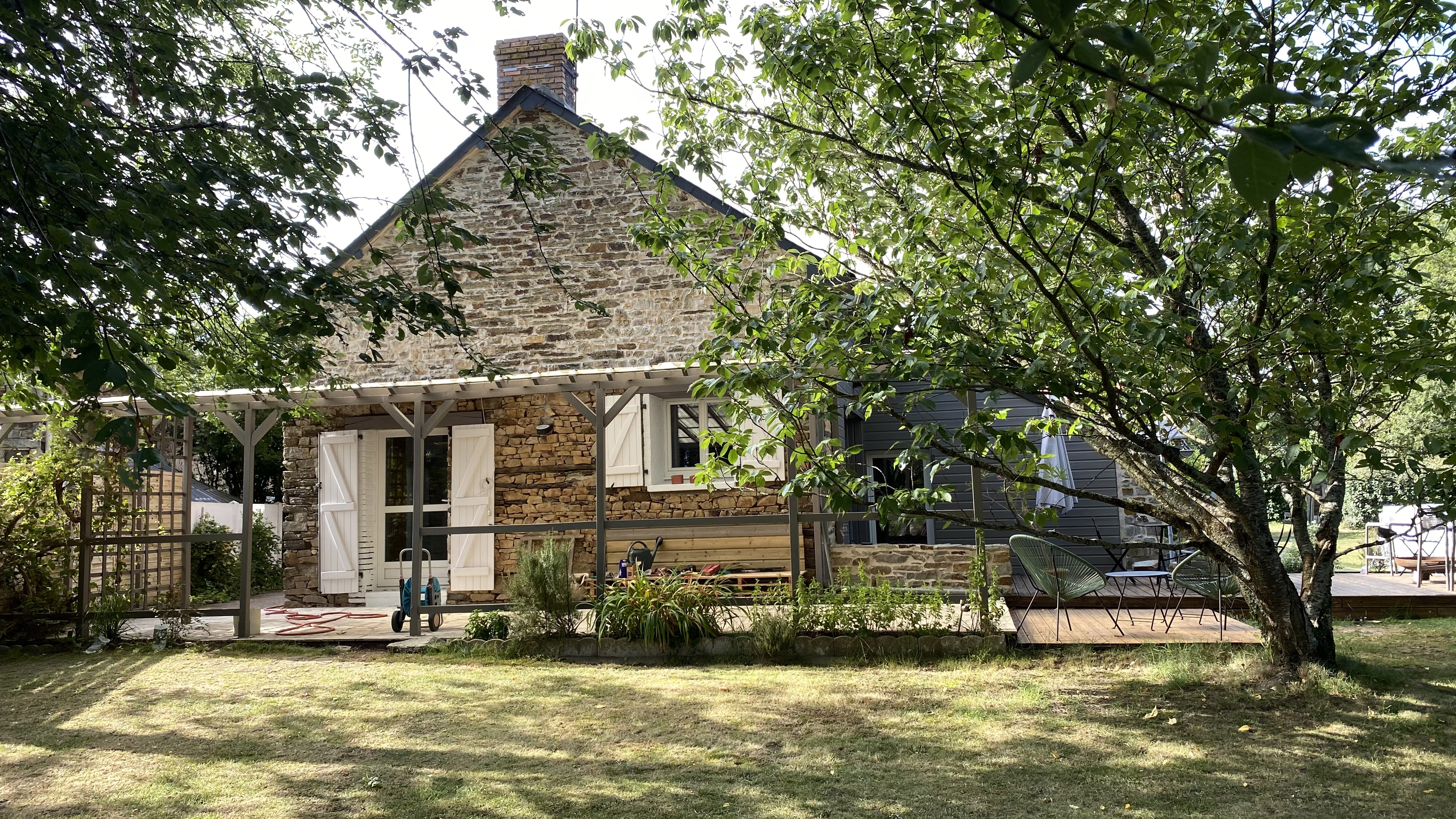 Corps de ferme singulier avec vue – Guichen