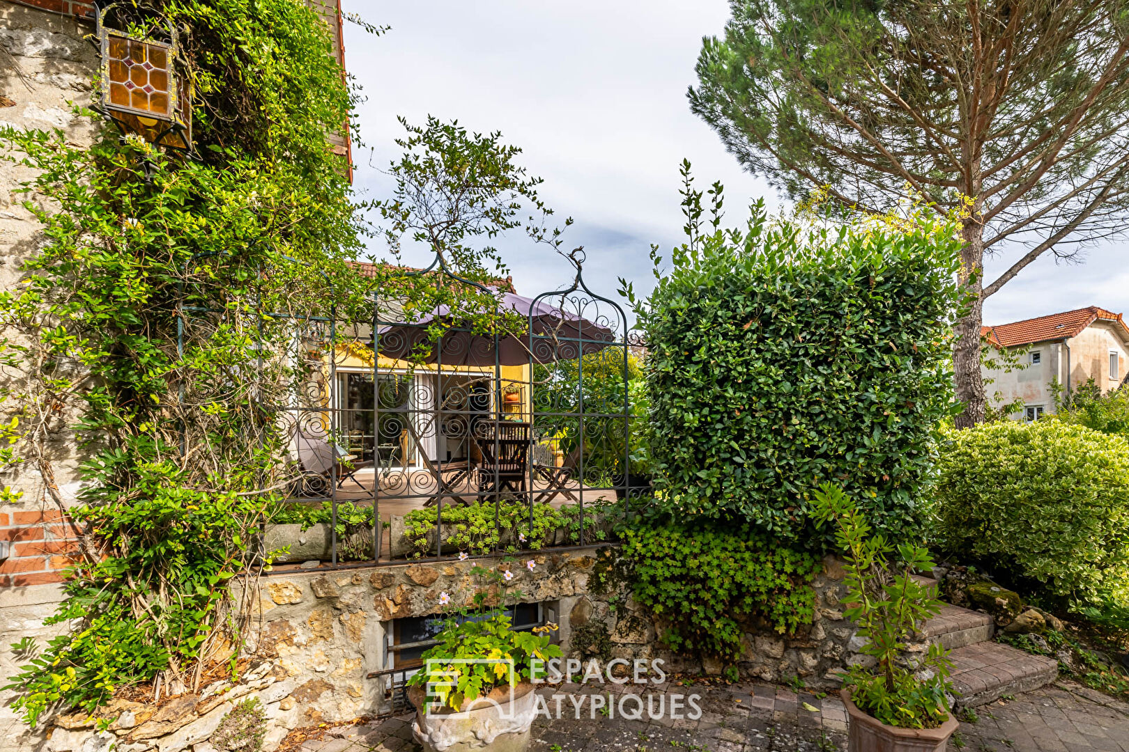 Les deux maisons dans un jardin