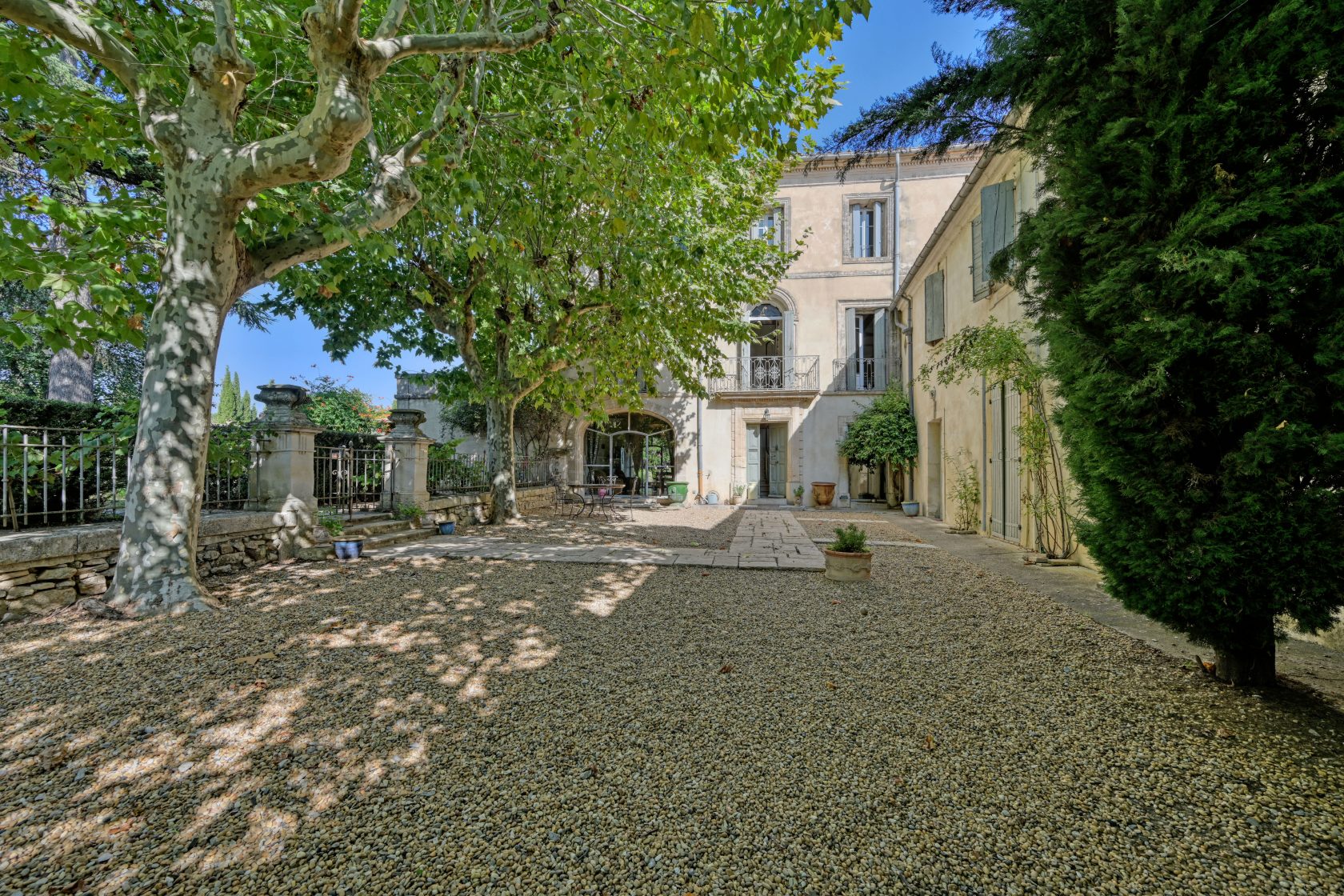 Exceptional estate with bastide, outbuildings and century-old park