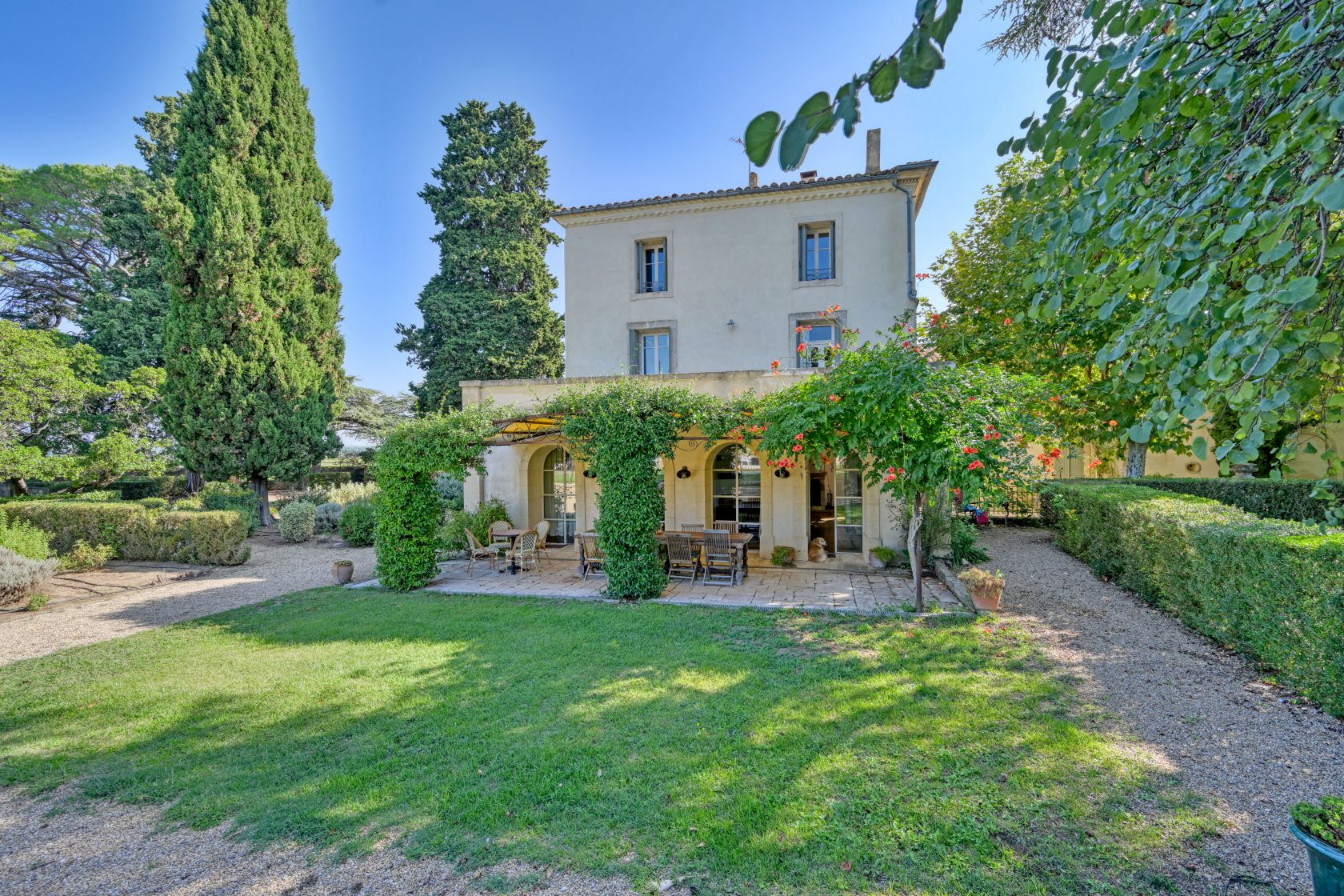 Exceptional estate with bastide, outbuildings and century-old park