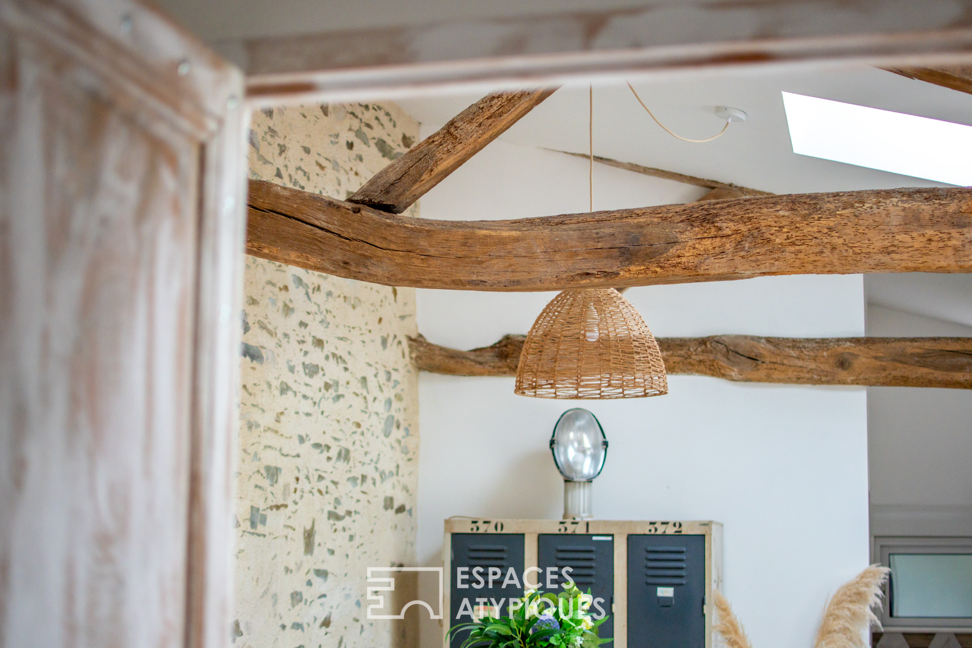 Renovated barn combining authenticity and modernity