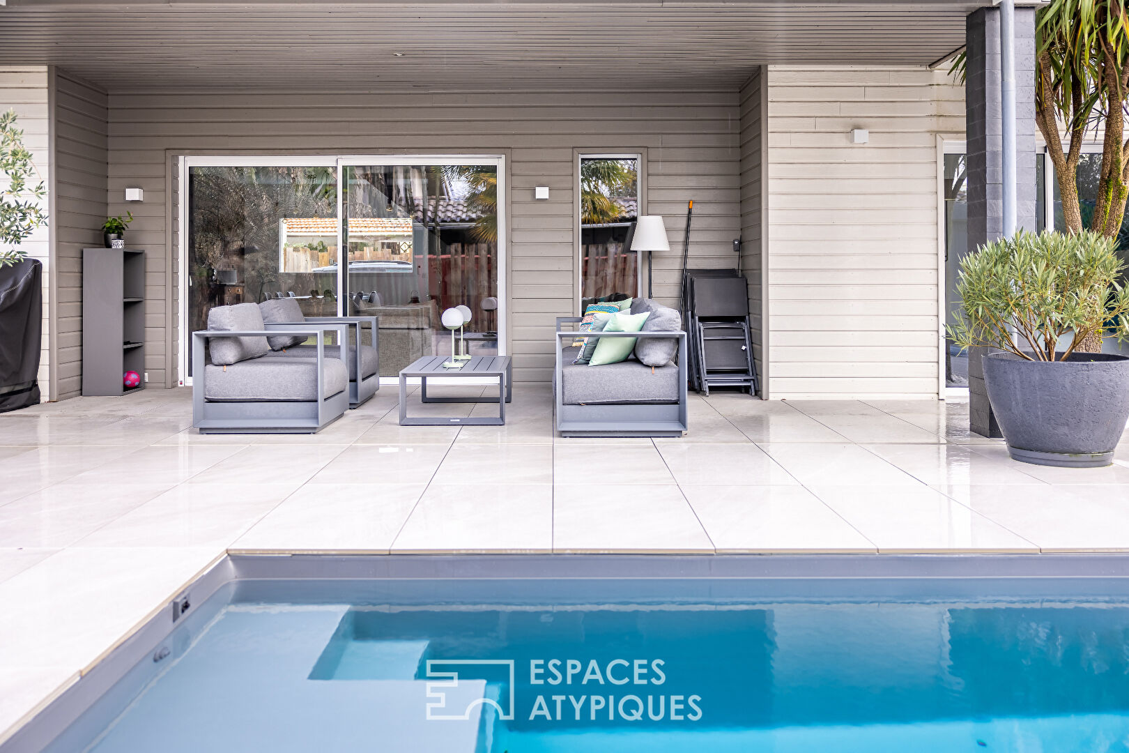 Villa contemporaine avec piscine à la Hume