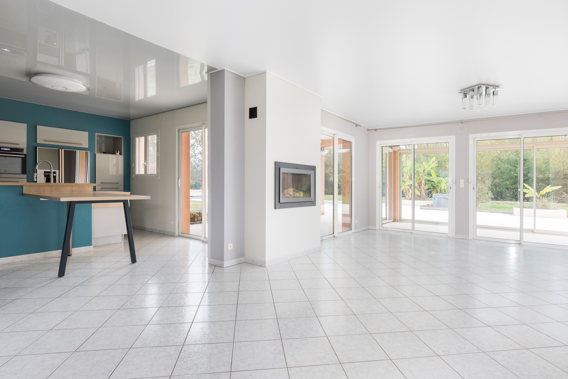 Architect-designed villa with park and swimming pool close to the city center
