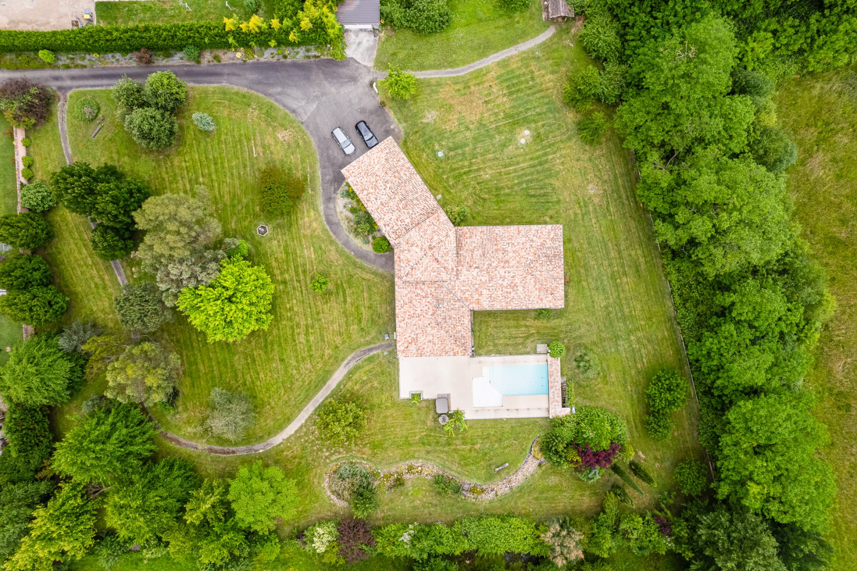 Villa d’architecte avec parc et piscine proche du centre ville