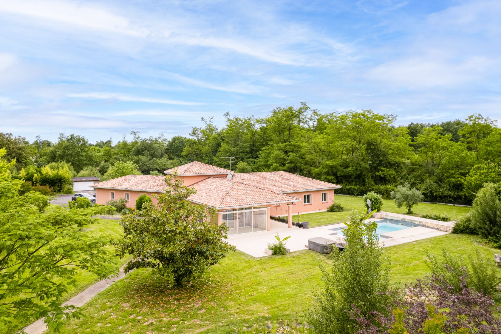Villa d’architecte avec parc et piscine proche du centre ville