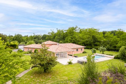 Villa d’architecte avec parc et piscine proche du centre ville