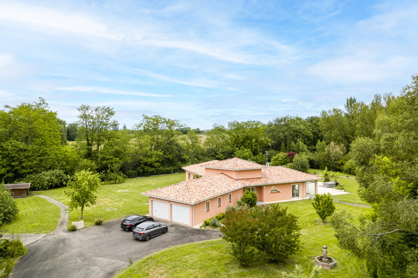 Villa d’architecte avec parc et piscine proche du centre ville