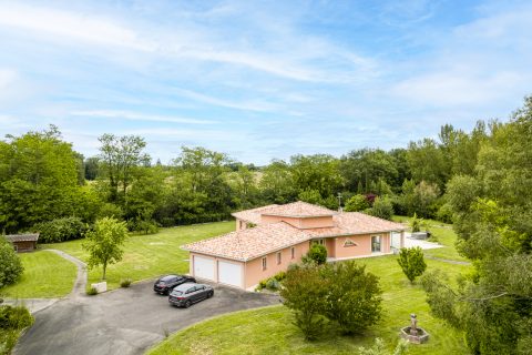 Villa d’architecte avec parc et piscine proche du centre ville