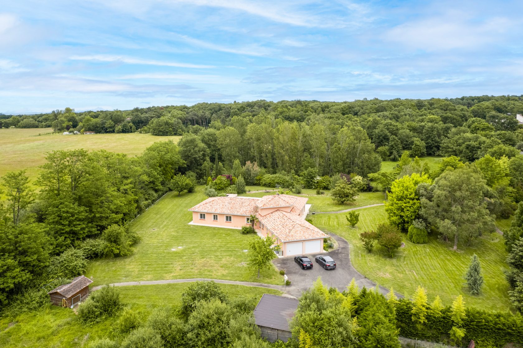 Villa d’architecte avec parc et piscine proche du centre ville