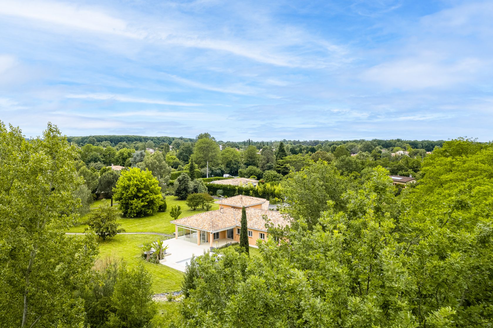 Villa d’architecte avec parc et piscine proche du centre ville