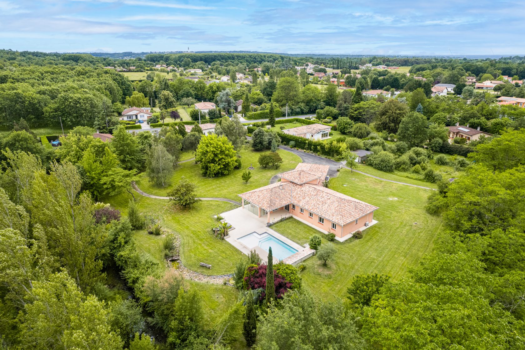 Villa d’architecte avec parc et piscine proche du centre ville