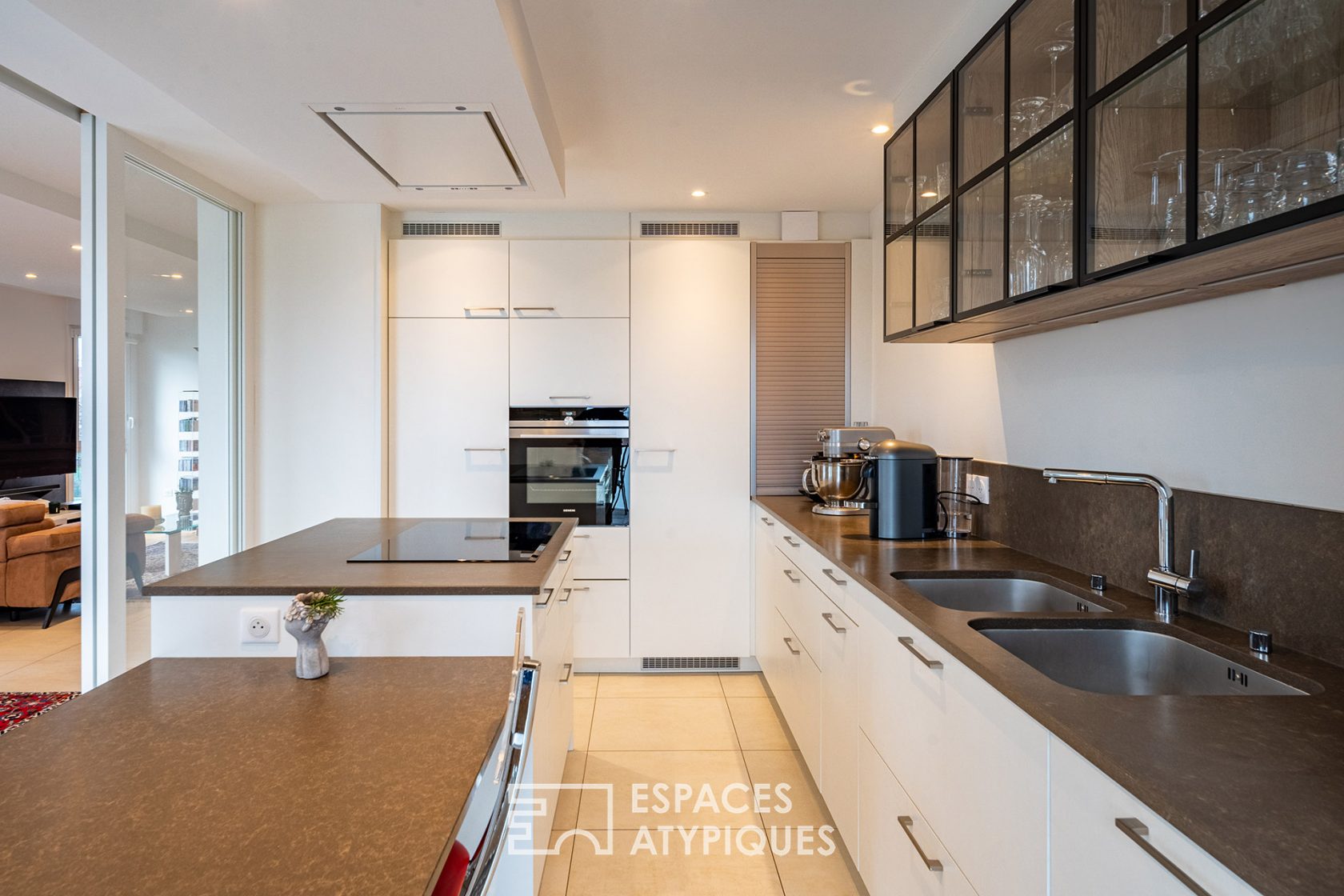 Contemporary flat with terrace and uninterrupted views