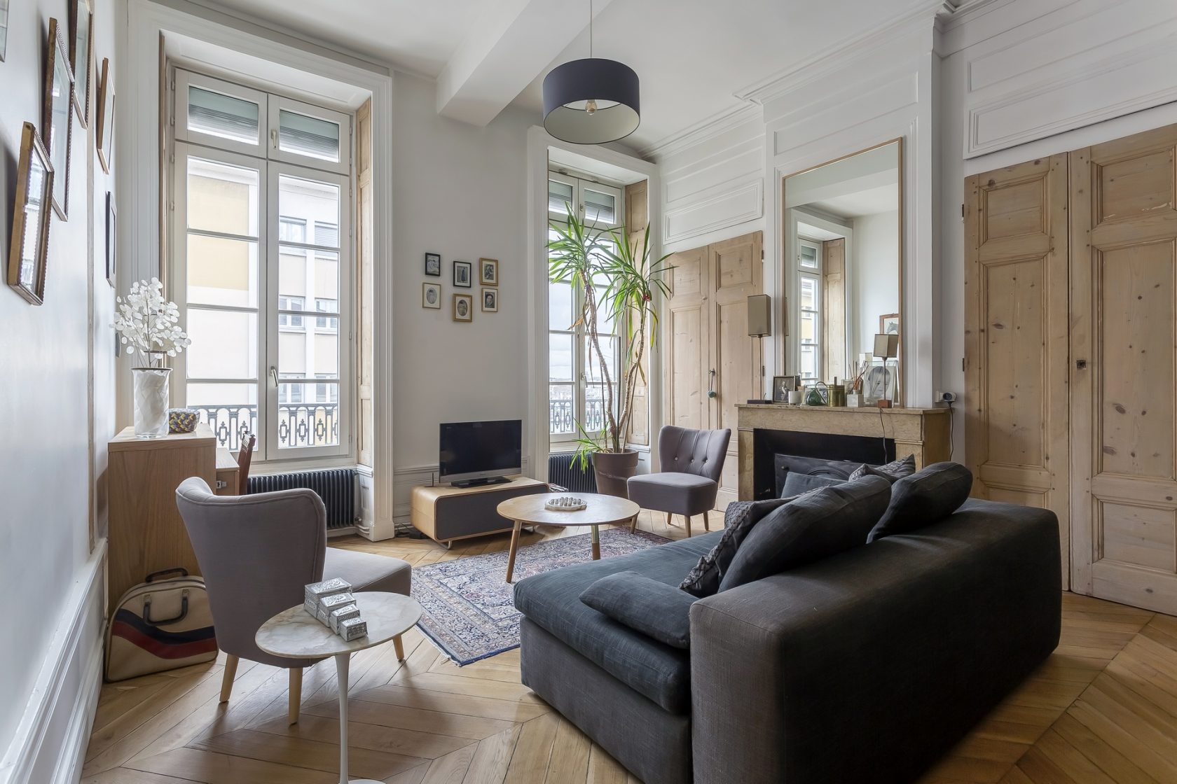 Old renovated apartment in the Ainay district