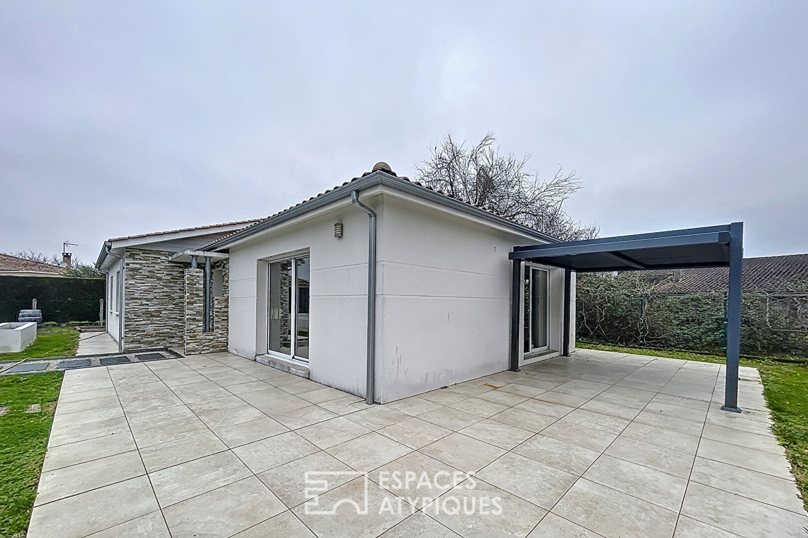 For sale Contemporary house with garden in St Médard d'Eyrans at SAINT