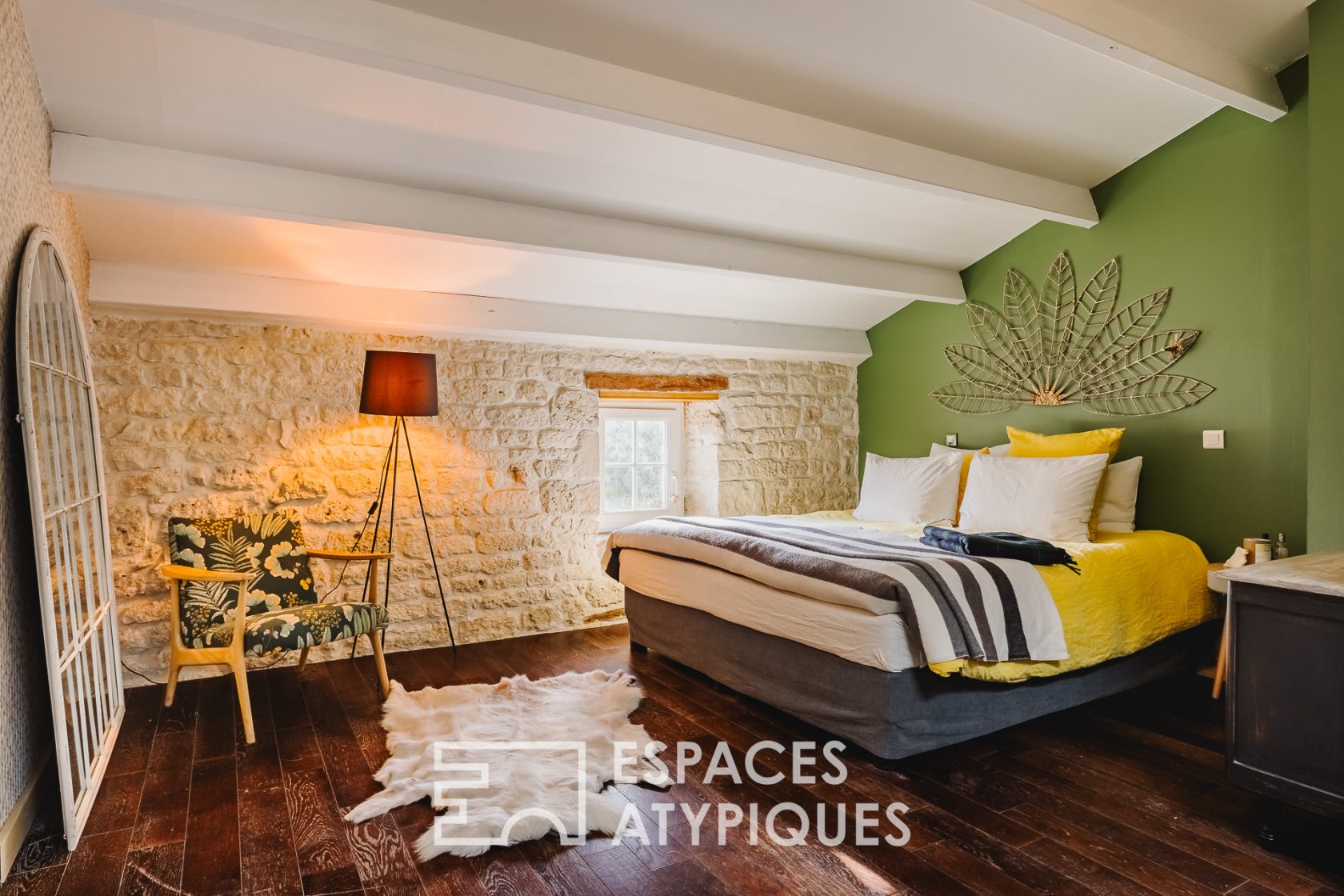 Charming house and its guest house with landscaped gardens