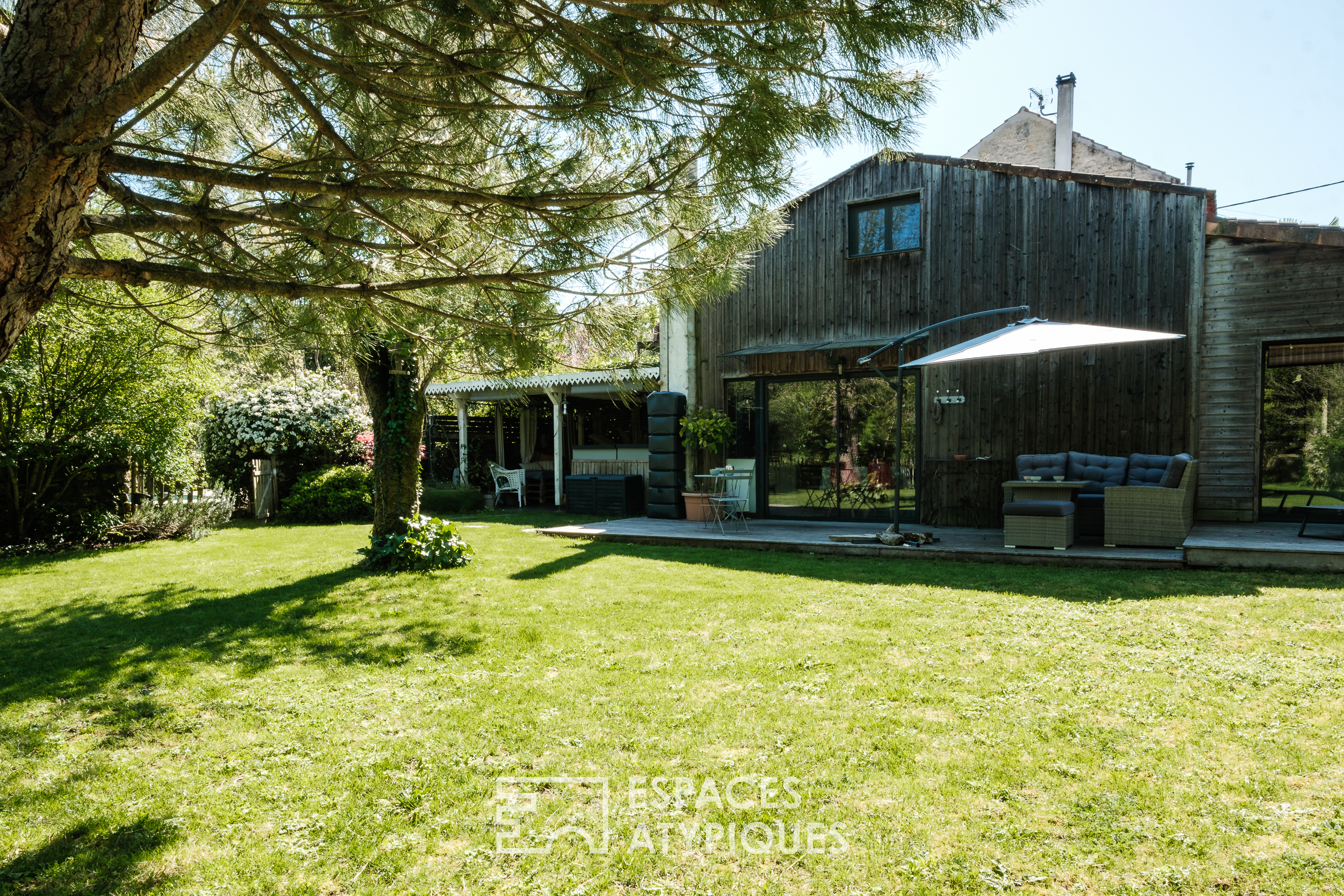 Maison de charme et sa maison d’amis aux jardins paysagés