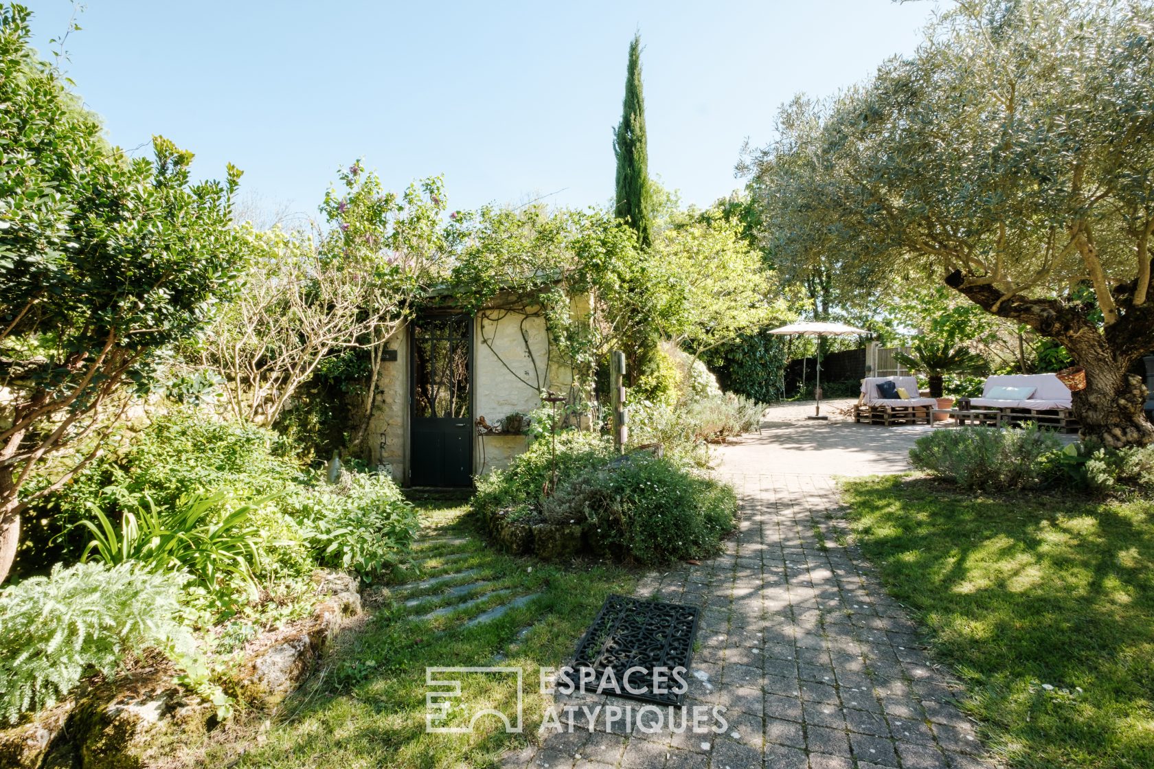 Maison de charme et sa maison d’amis aux jardins paysagés