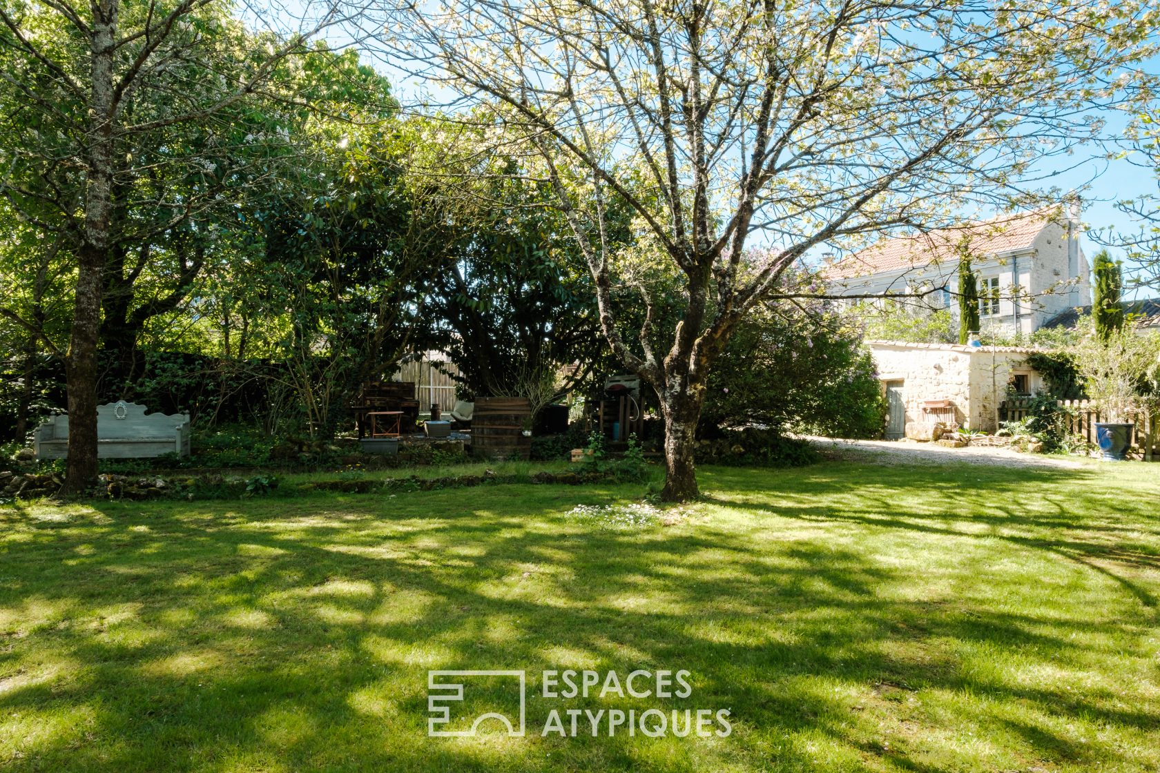 Maison de charme et sa maison d’amis aux jardins paysagés