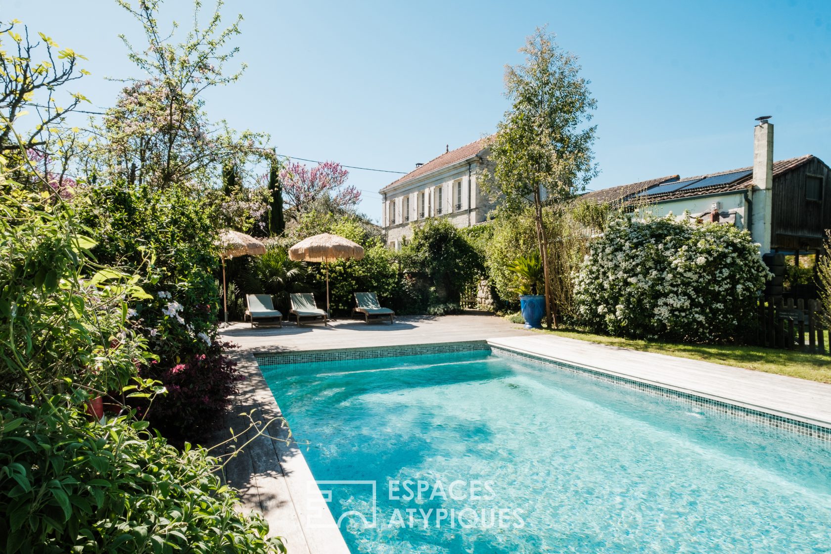 Maison de charme et sa maison d’amis aux jardins paysagés