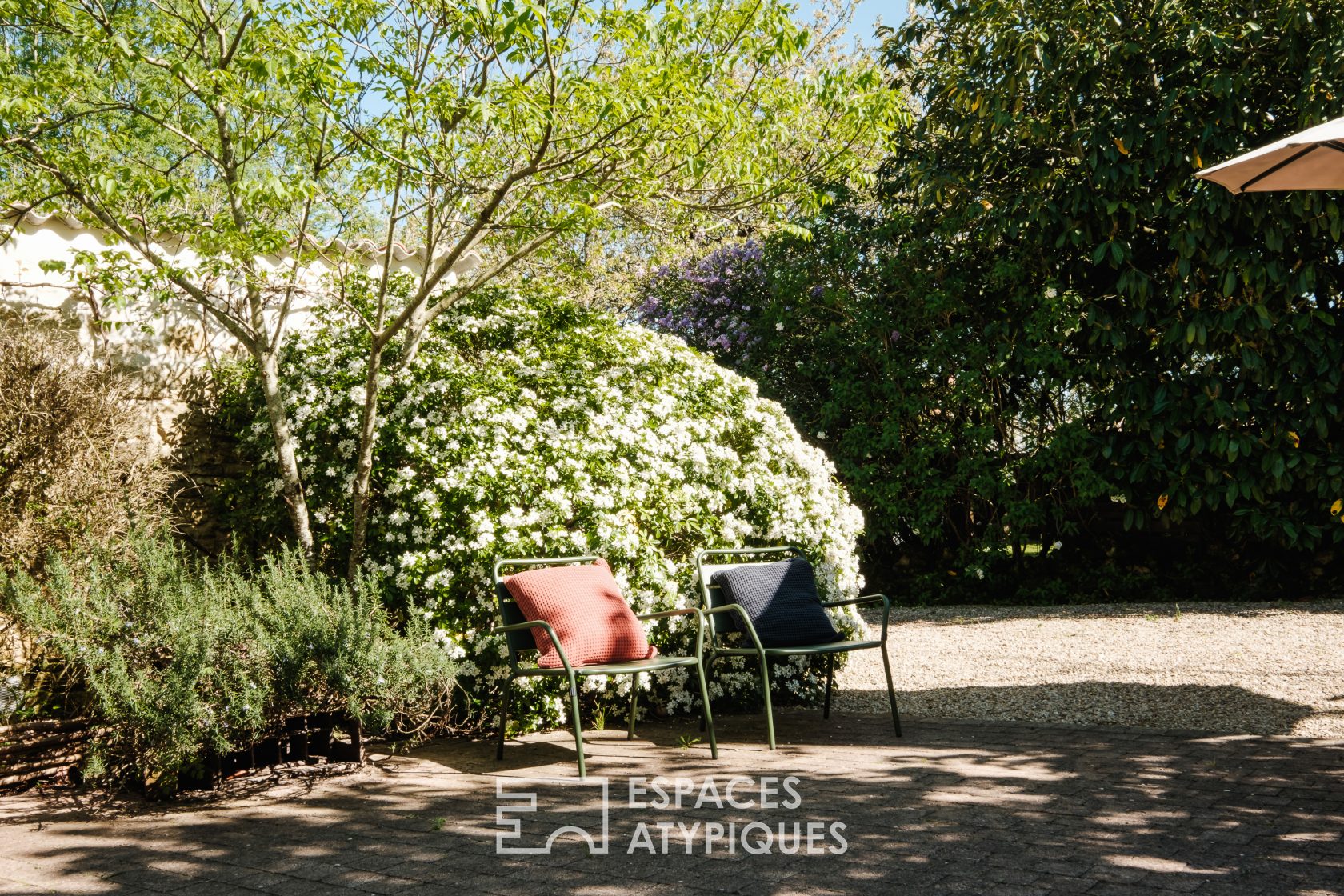 Maison de charme et sa maison d’amis aux jardins paysagés