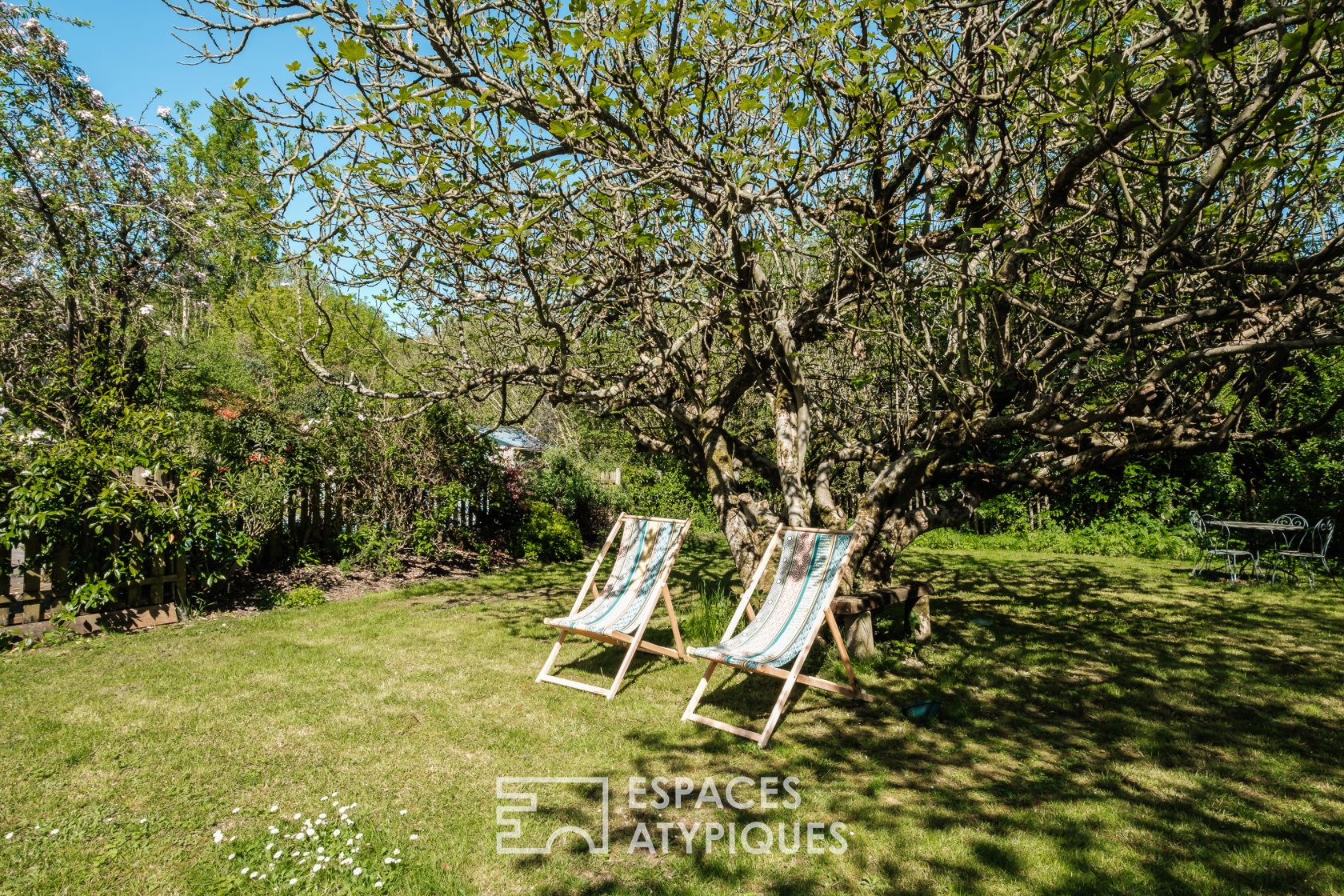 Charming house and its guest house with landscaped gardens