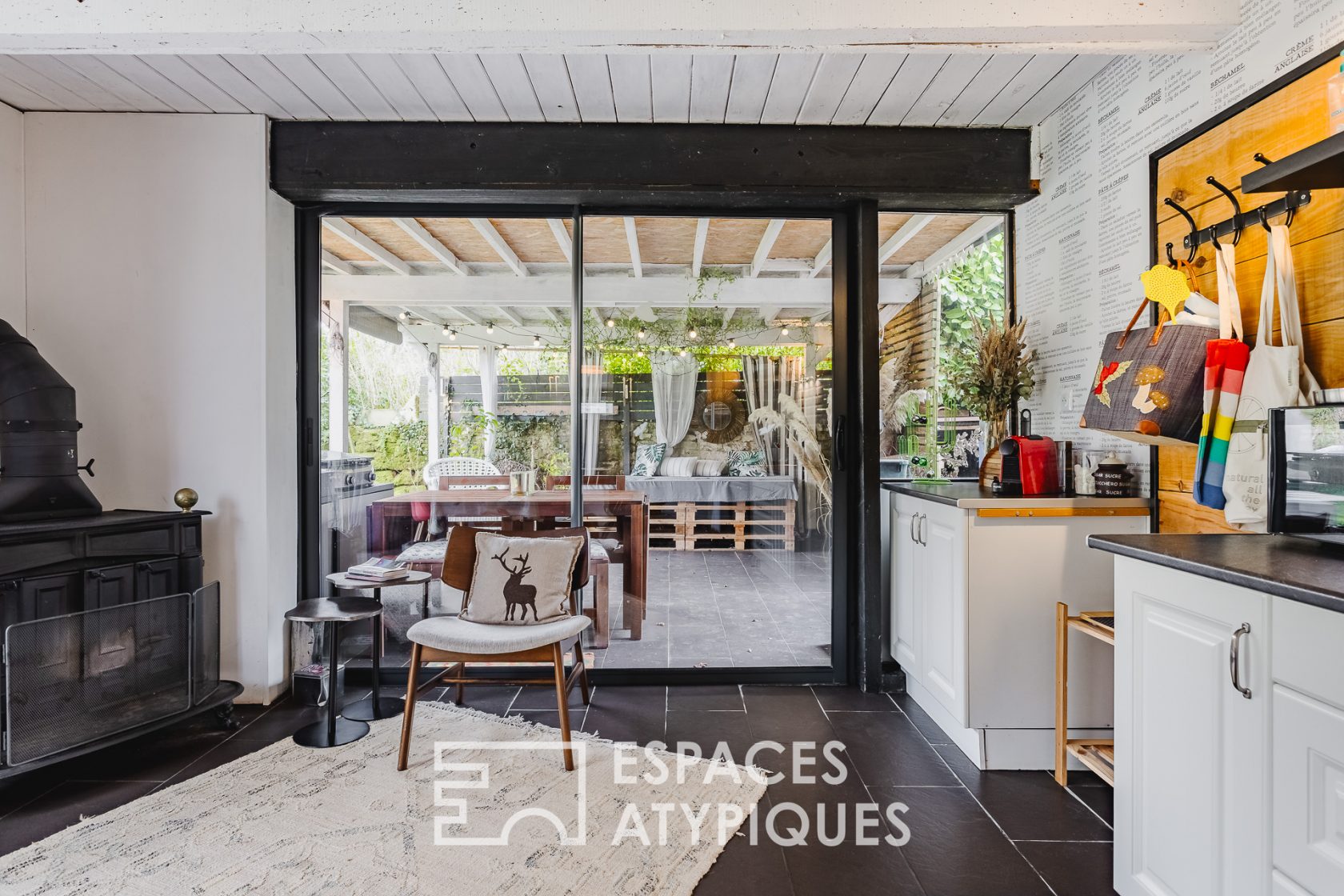 Charming house and its guest house with landscaped gardens