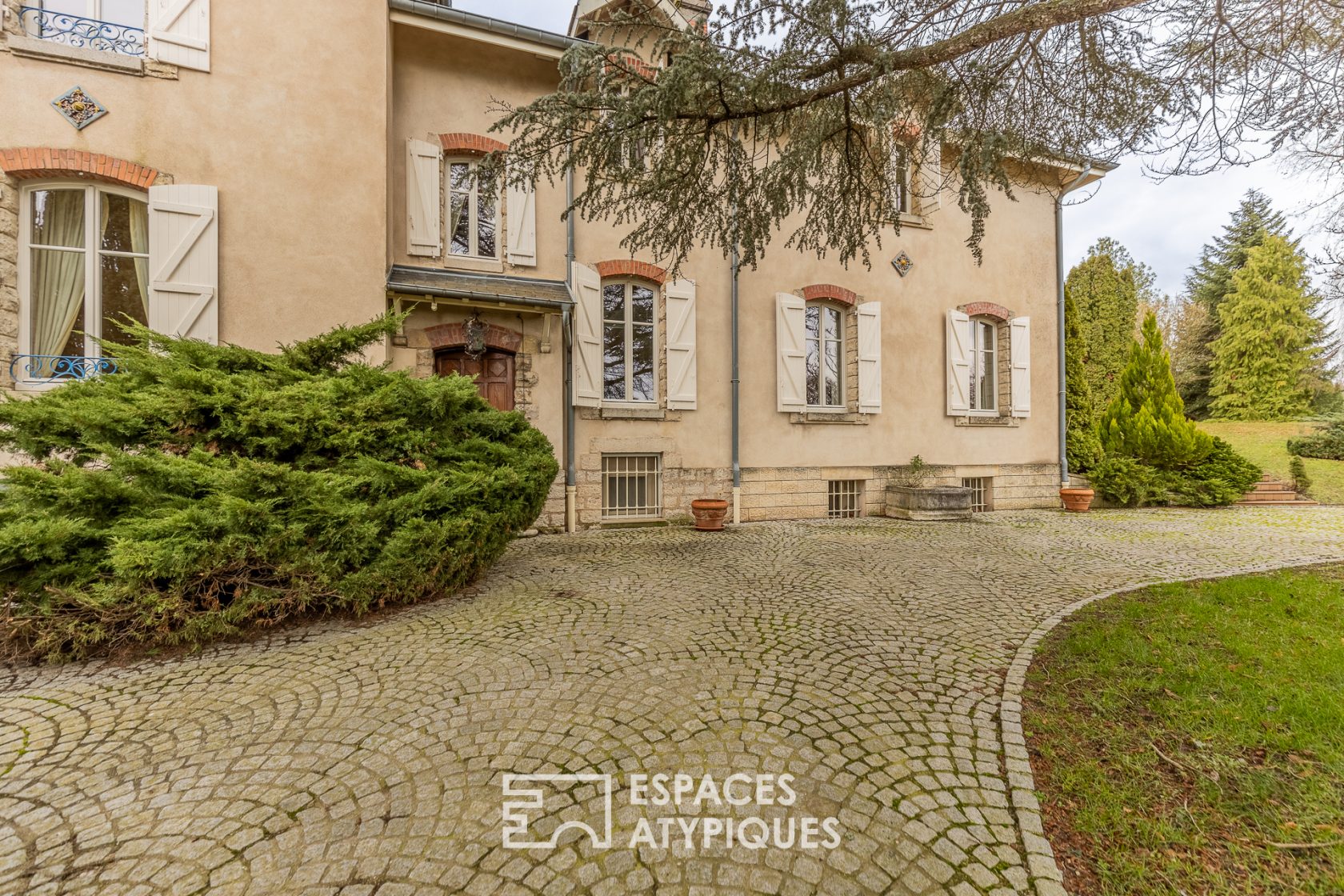 Bourgeois-style house with wooded parklands, indoor swimming pool and tennis court