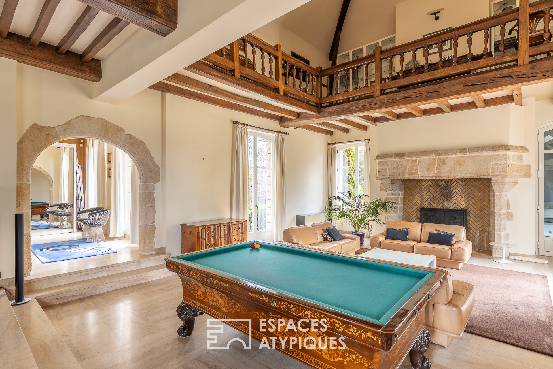 Bourgeois-style house with wooded parklands, indoor swimming pool and tennis court