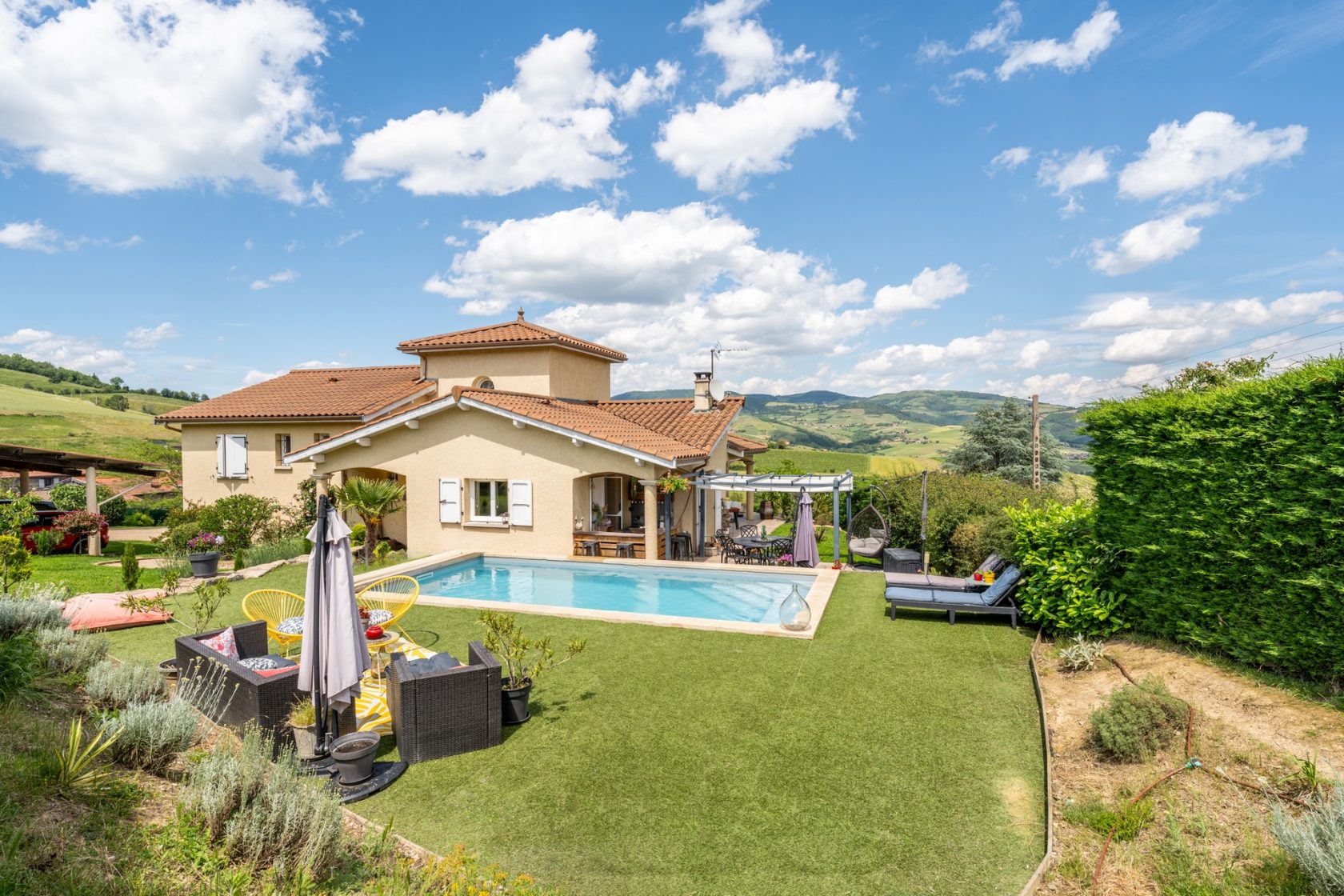 House with breathtaking views of the heights of a medieval town in Beaujolais