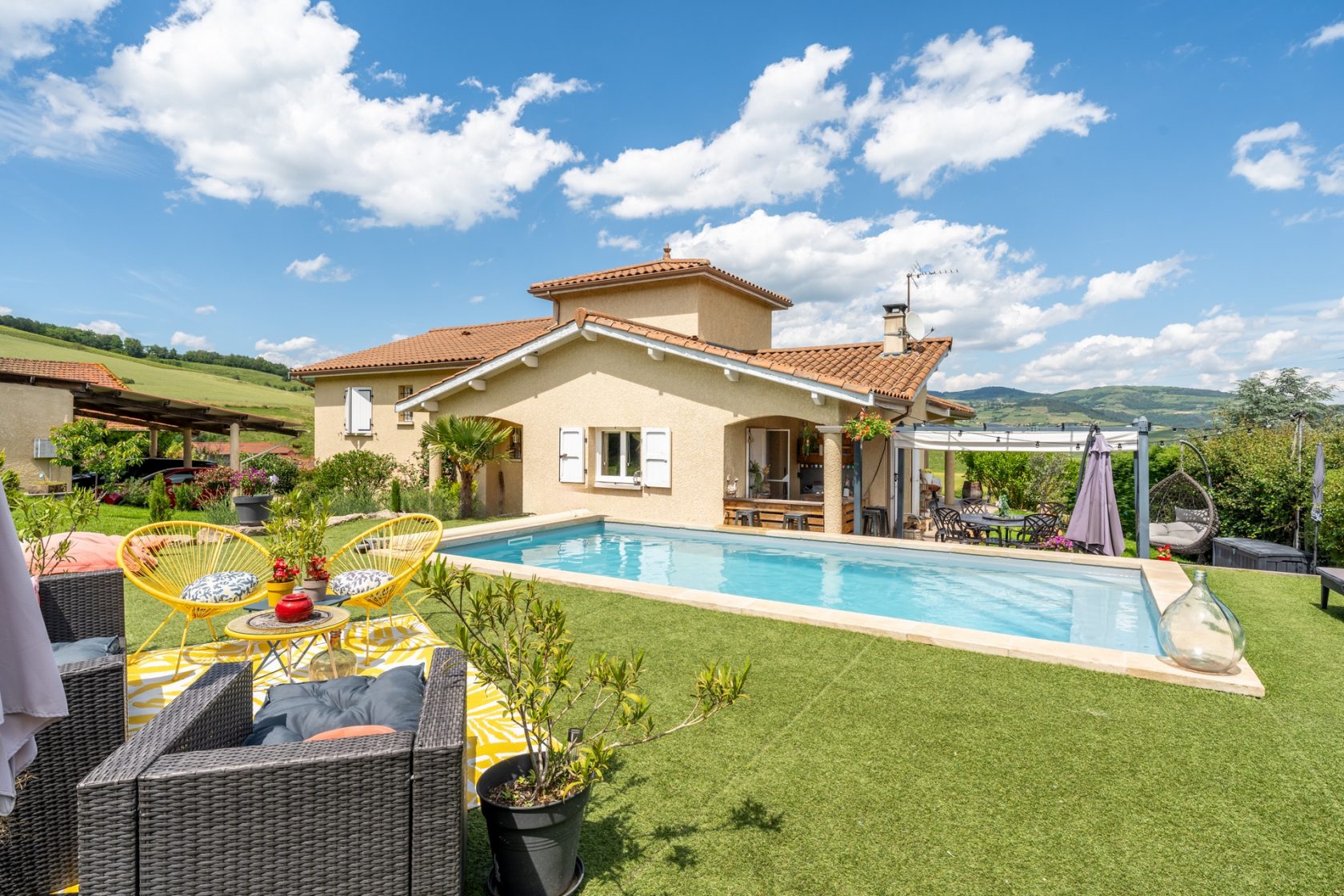 House with breathtaking views of the heights of a medieval town in Beaujolais