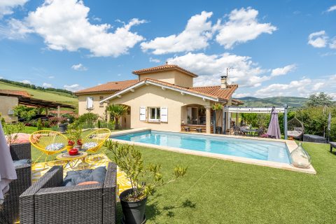 House with breathtaking views of the heights of a medieval town in Beaujolais