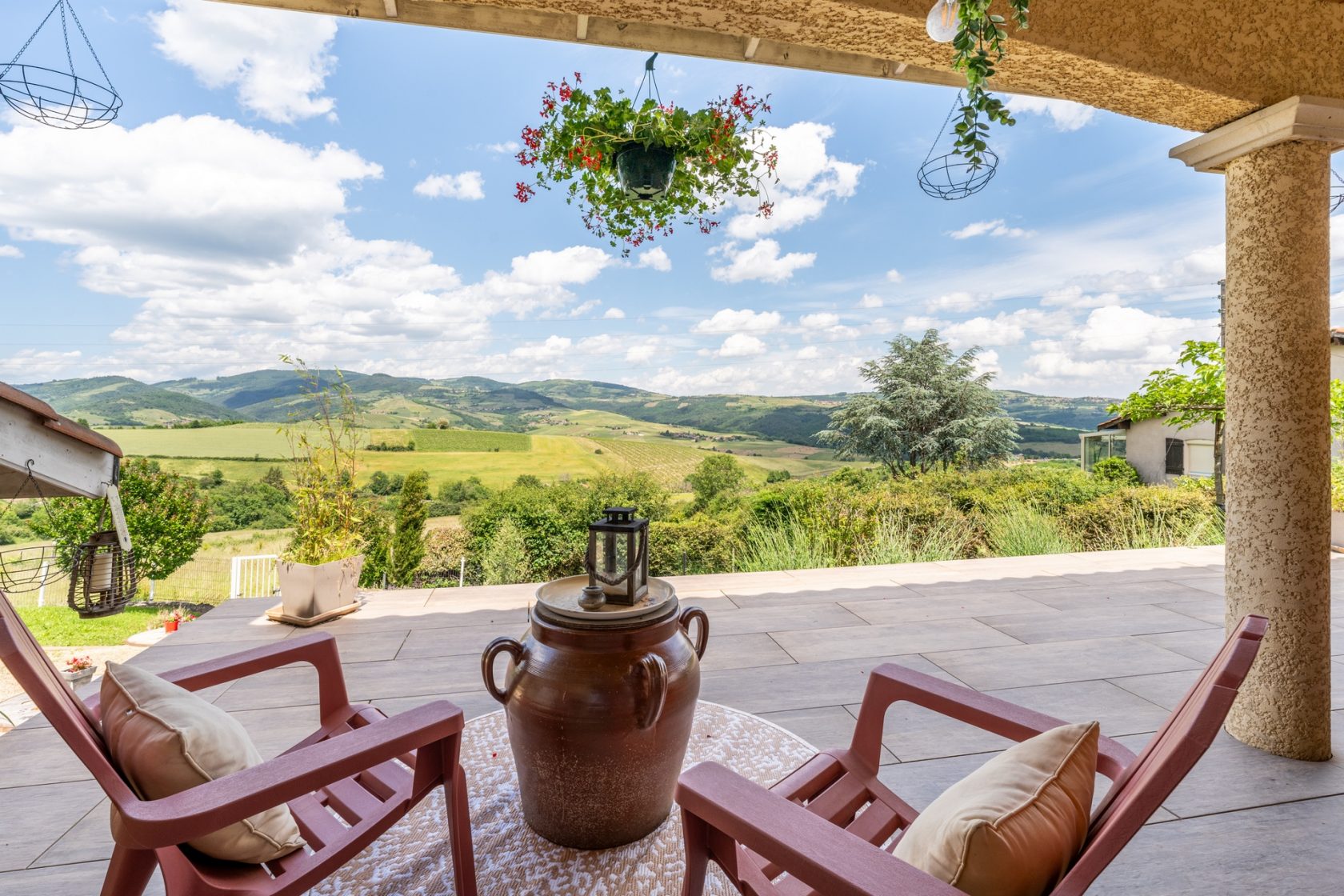 House with breathtaking views of the heights of a medieval town in Beaujolais
