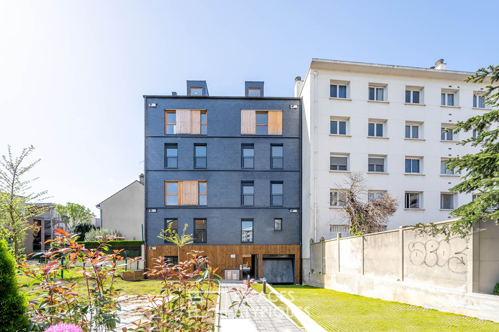 Eco-responsible apartment on the top floor with two terraces