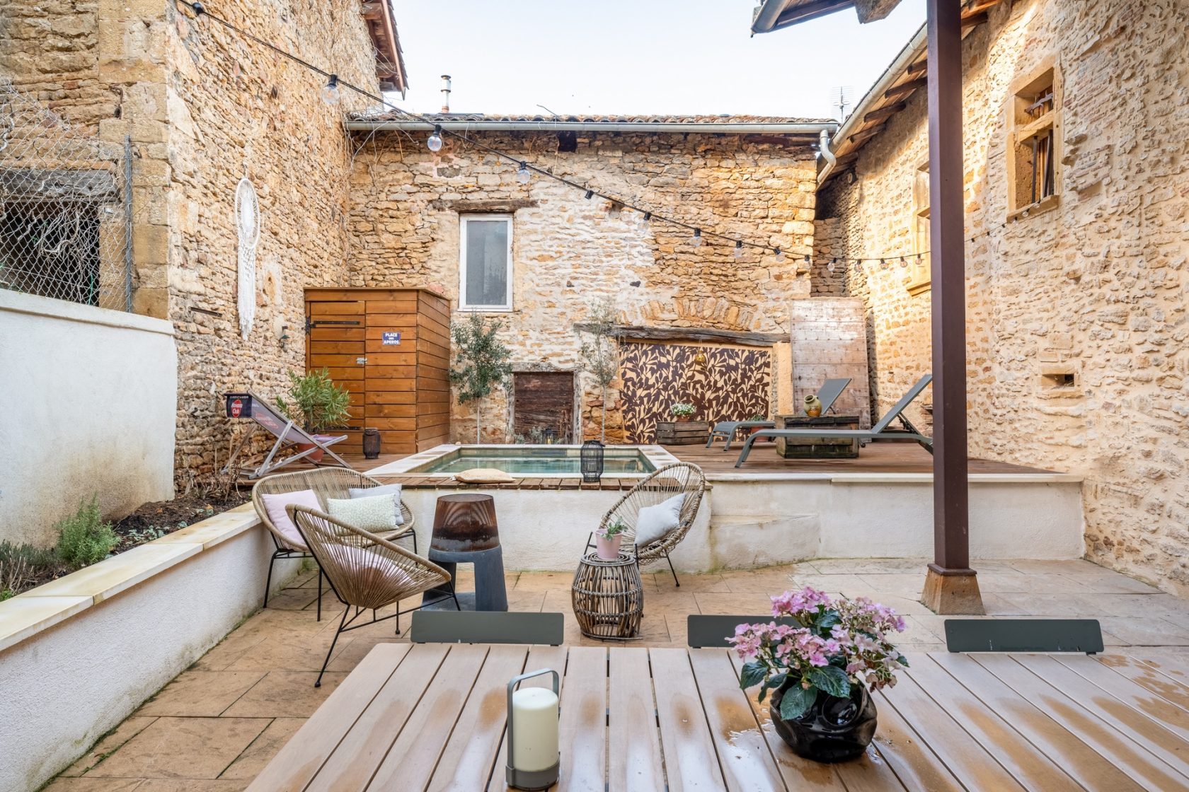 Maison de village insolite avec cour intérieure et piscine