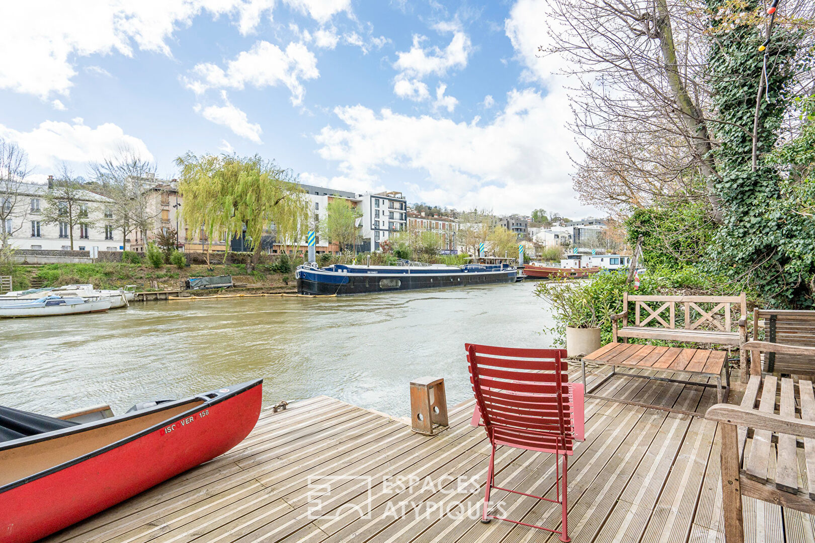 Contemporary house with garden and access to the Seine on Ile Saint Germain