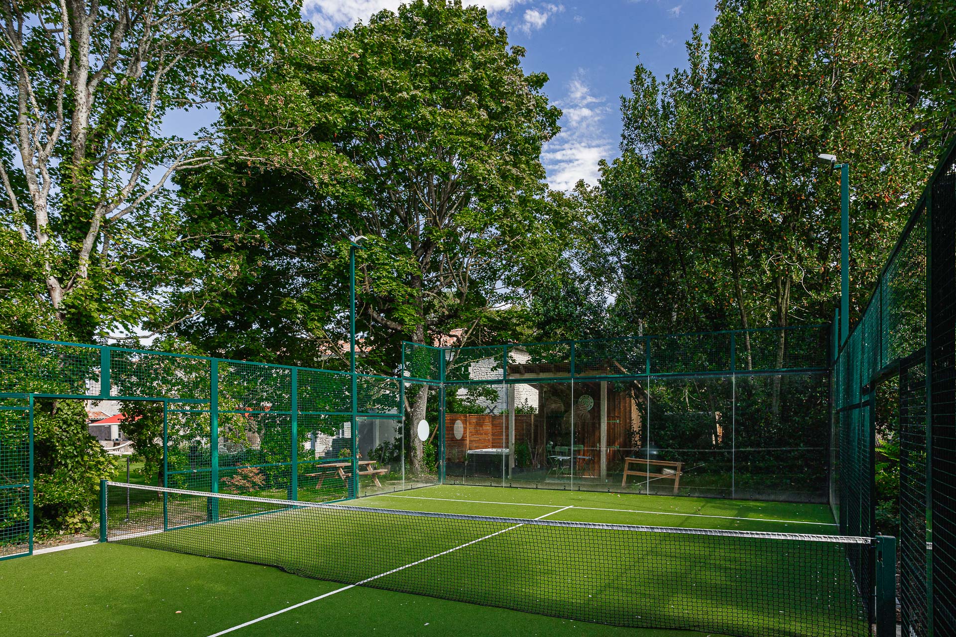 Charentaise haut de gamme et son terrain de Padel privé