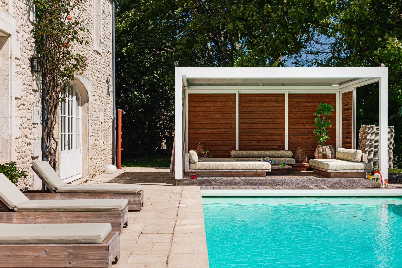 Charentaise haut de gamme et son terrain de Padel privé