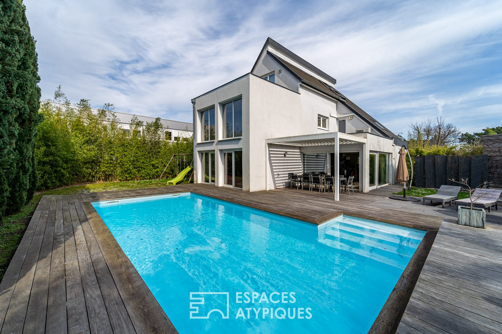 Architect-designed house with swimming pool