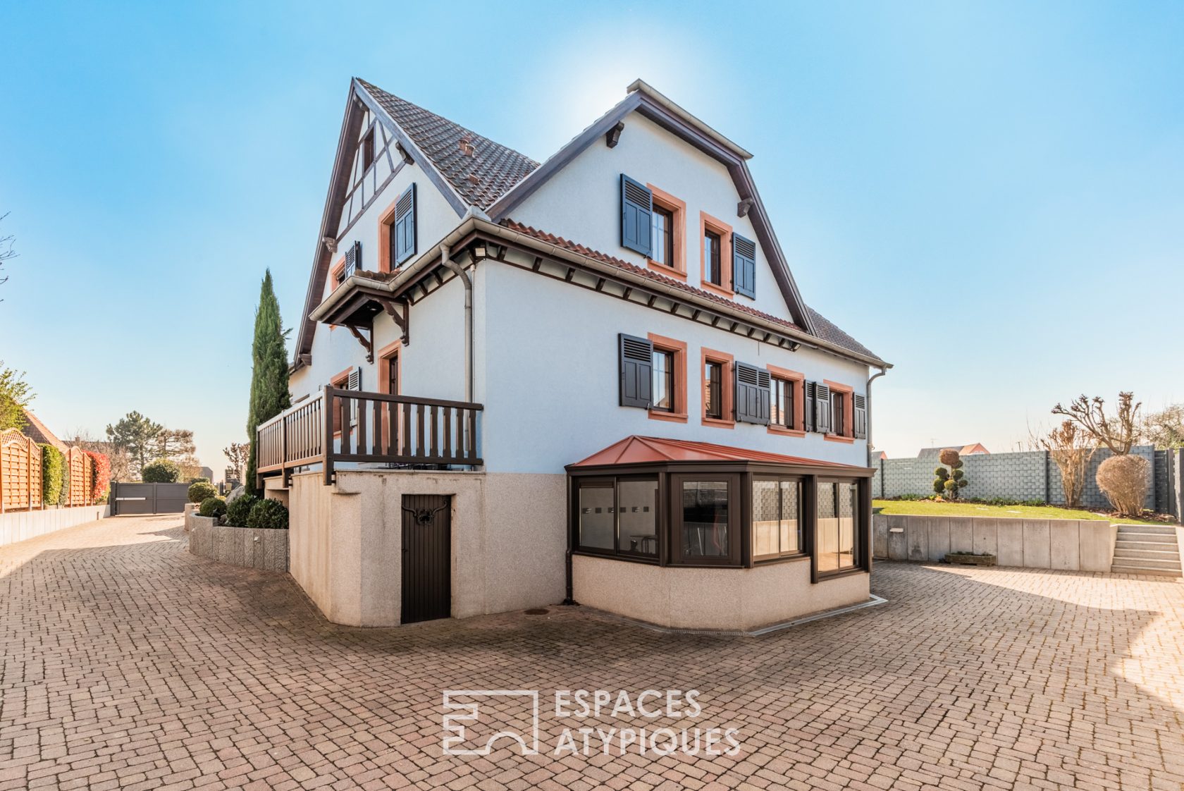 Family home with garden and swimming pool