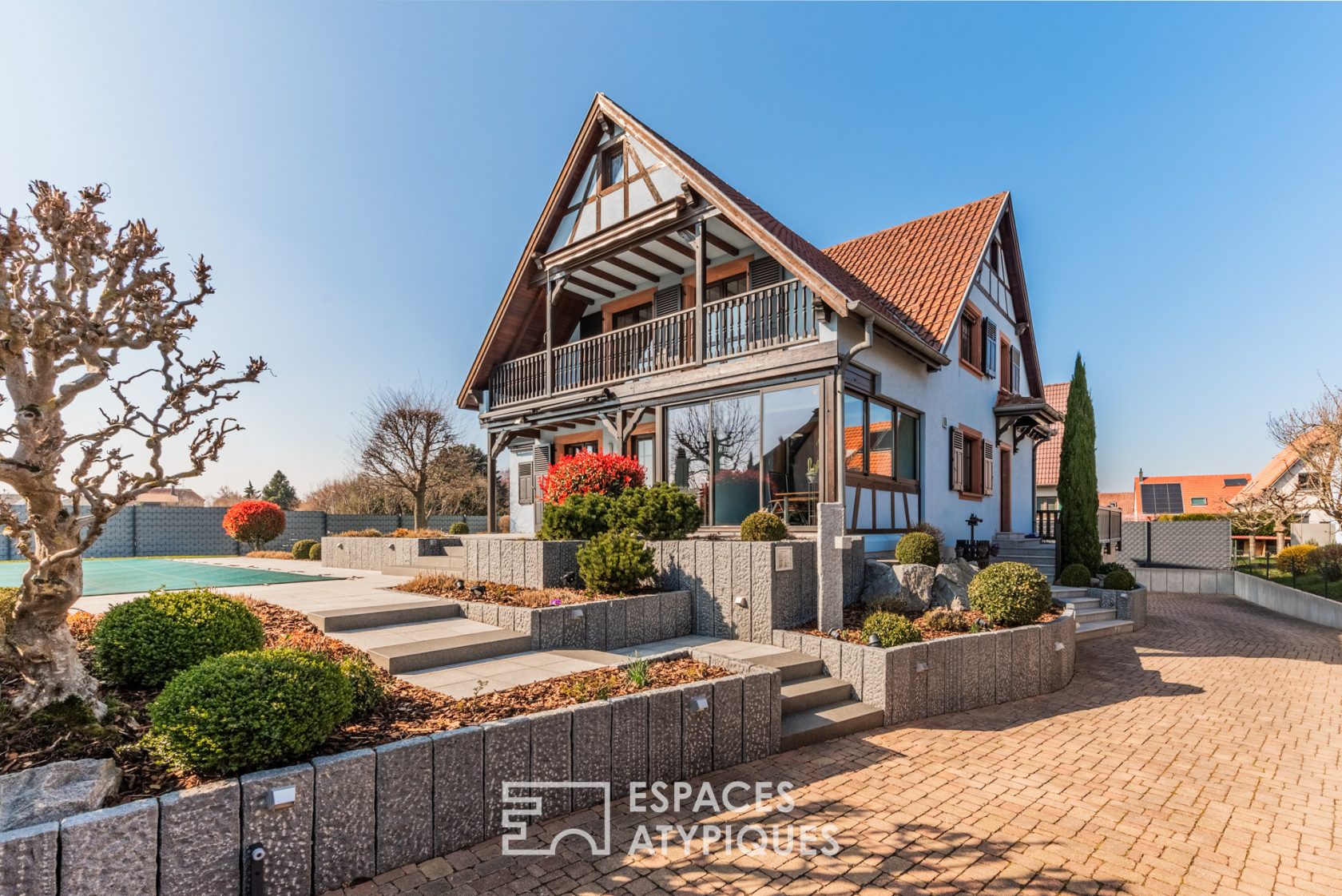 Family home with garden and swimming pool