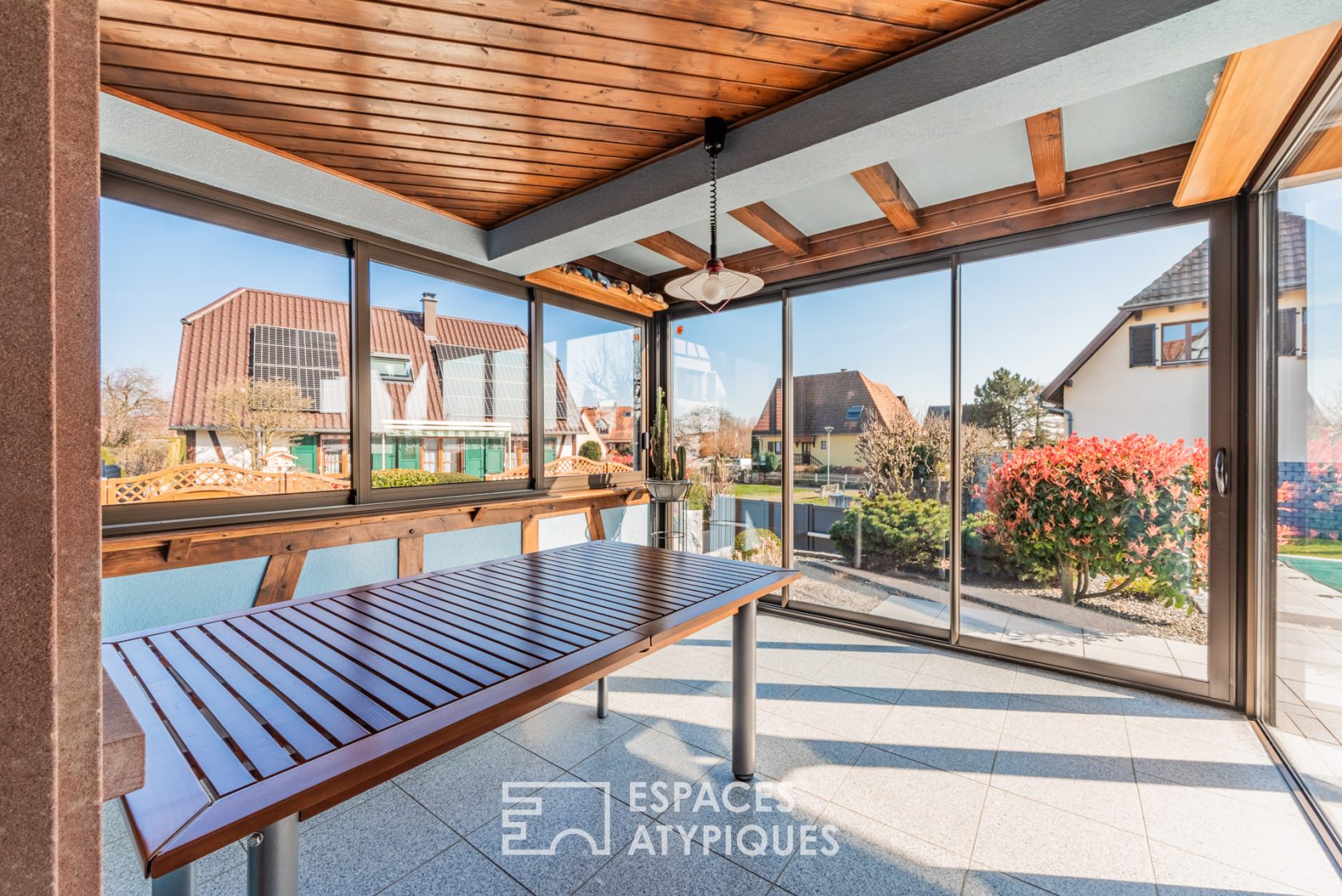 Maison familiale avec jardin et piscine